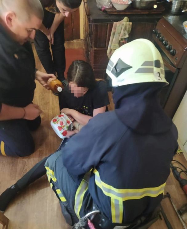 На Волині рятувальники знімали з голови дитини каструлю: що сталося (ФОТО)