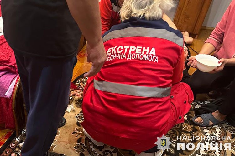 На Тернопільщині поліцейські затримали чоловіка, який мало не зарізав матір та брата (ФОТО)