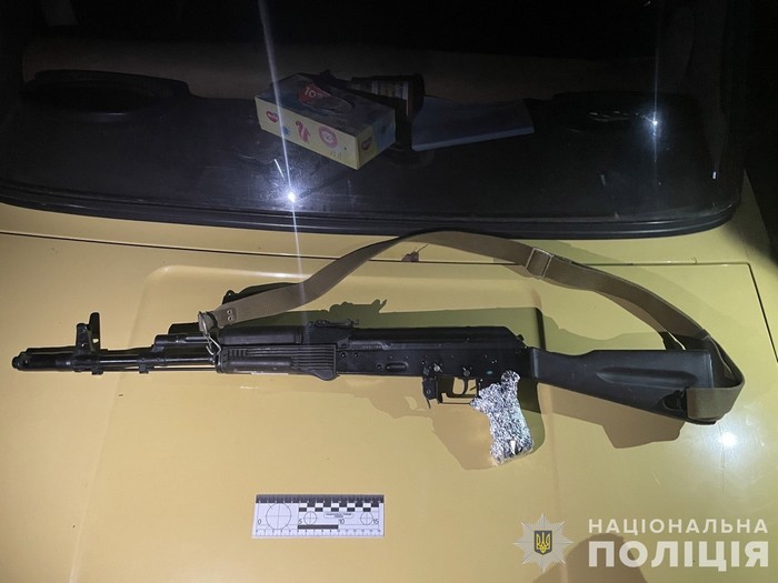 Поліцейські затримали п’яного правопорушника, який під час конфлікту погрожував людям автоматом (ФОТО)