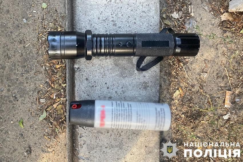 У Києві зловмисник з електрошокером та газовим балончиком пограбував мінімаркет (ФОТО)