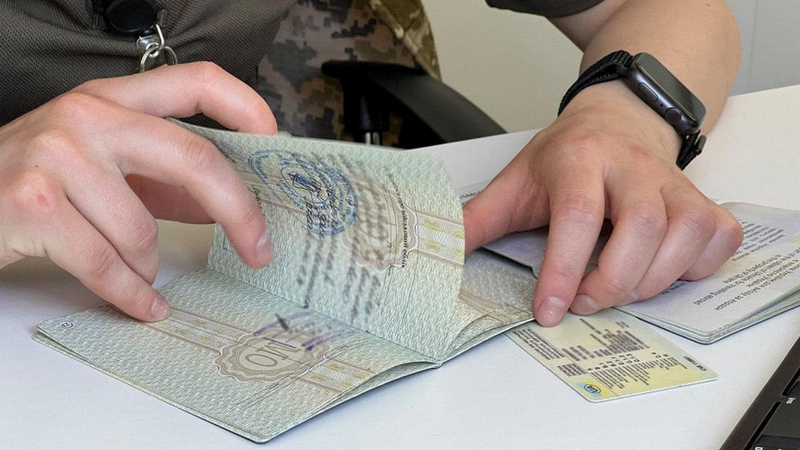 За рік з хлопця став дівчиною: на кордоні затримали юну "одеситку"
