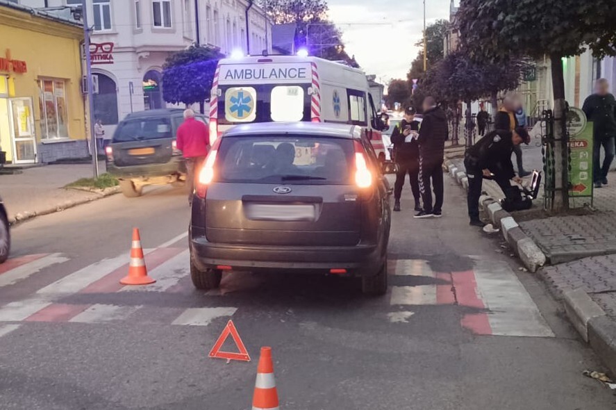 Авто наїхало на двох дівчат на пішохідному переході у Стрию