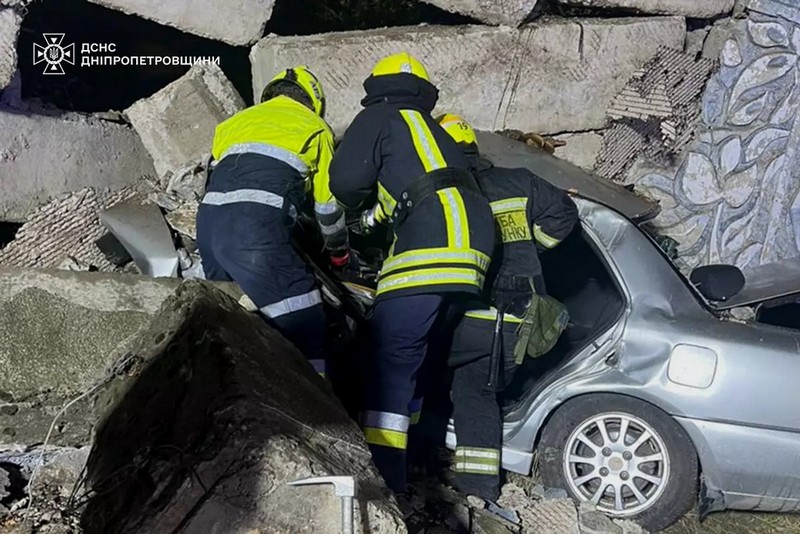 На Дніпропетровщині легковик збив бетонну стелу, уламки якої впали на його дах, водій загинув (ФОТО)