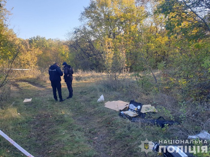 Поліцейські розслідують обставини загибелі людини, тіло якої виявили в лісопосадці на Одещині
