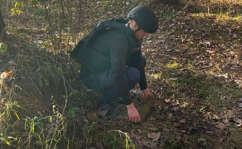 Під Києвом у лісі знайшли артилерійський снаряд
