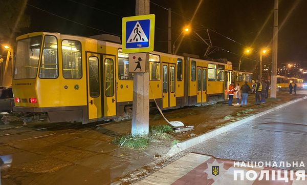 У Львові трамвай наїхав на жінку з дитиною: водій був нетверезим (ФОТО)