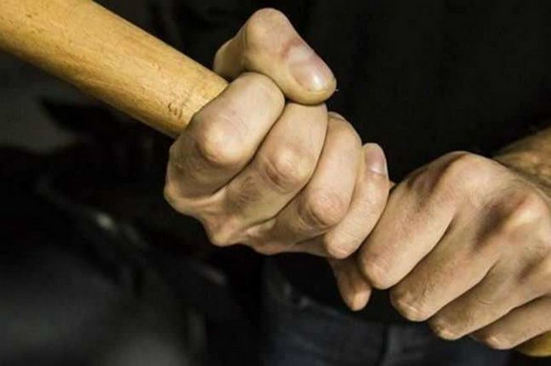 Вдарив жінку палицею по голові: у Деснянському районі патрульні затримали нападника
