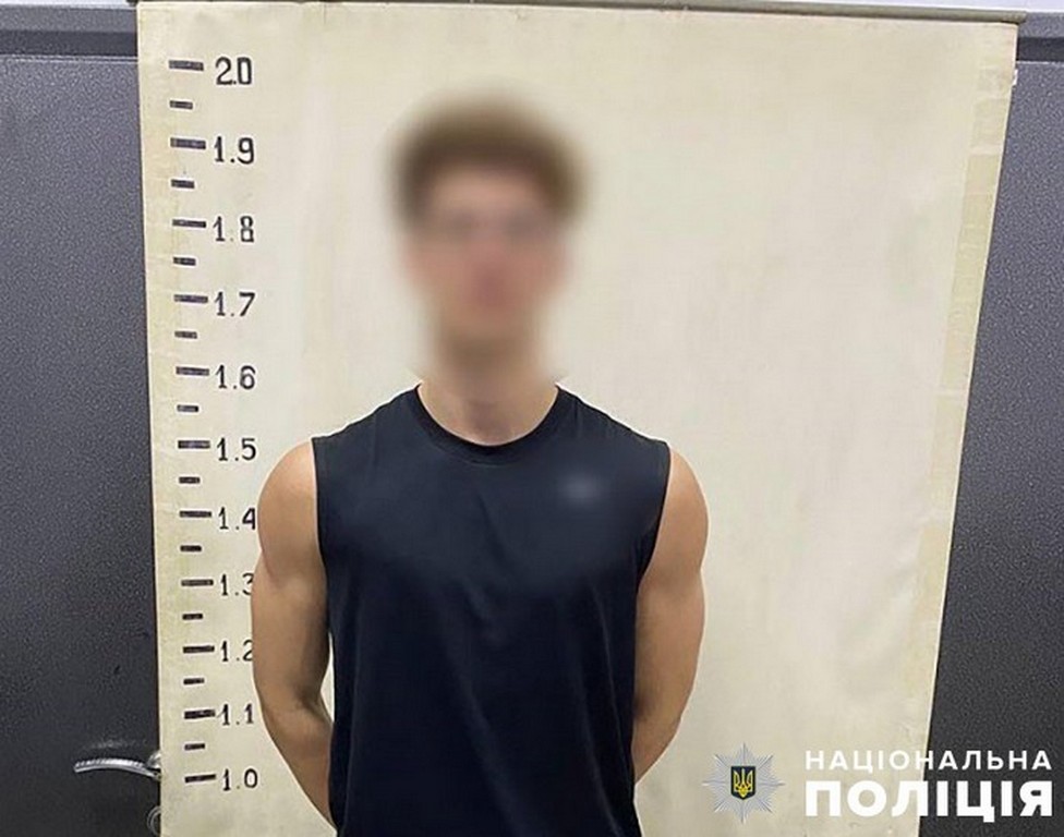 Маскував закладки з наркотиками під каміння: на столичній Татарці затримали 18-річного студента-наркозбувача (ФОТО)