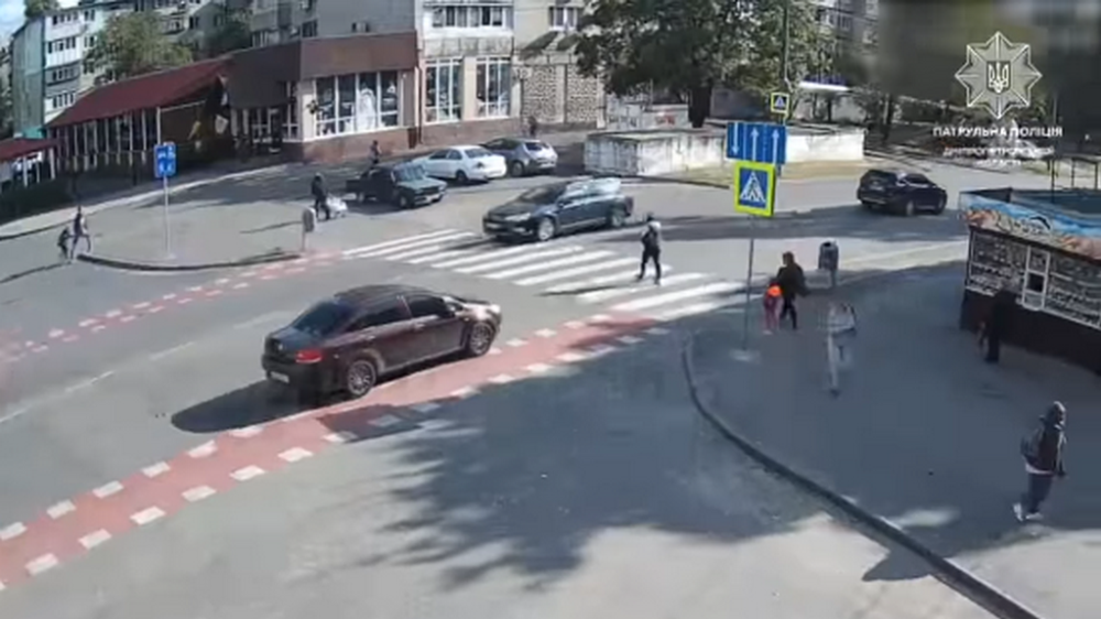 У Дніпрі водій збив на "зебрі" жінку з дитиною та втік (ВІДЕО)