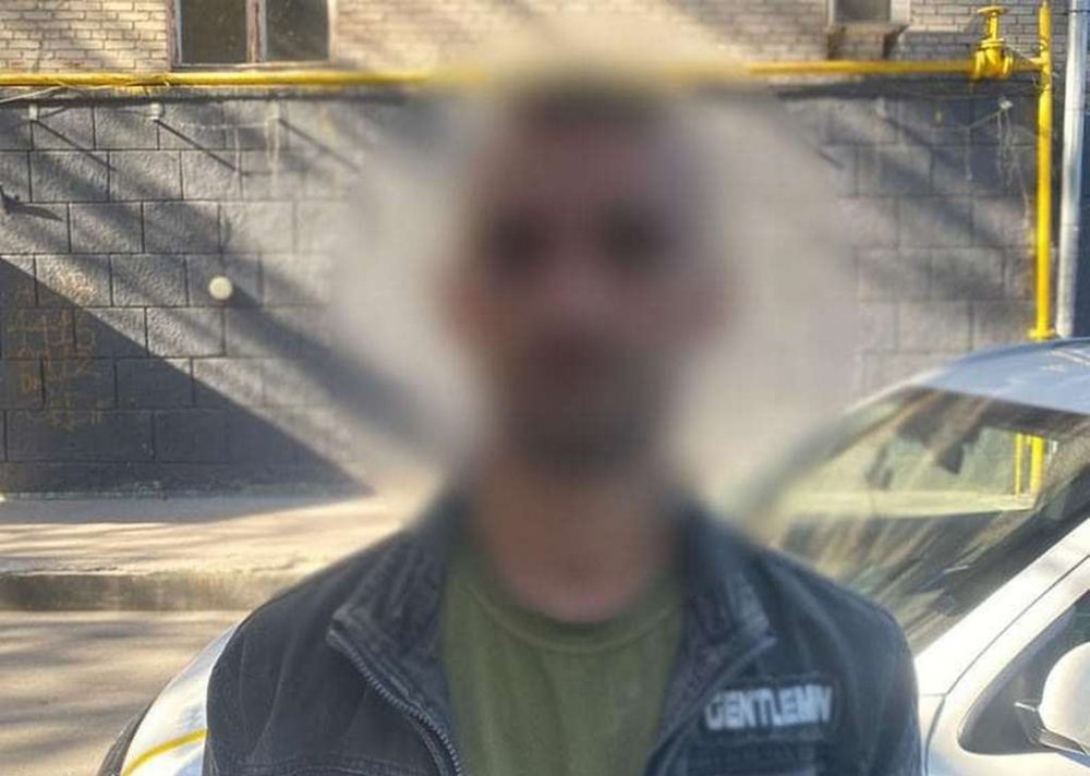 У Києві зловмисник з електрошокером та газовим балончиком пограбував мінімаркет (ФОТО)