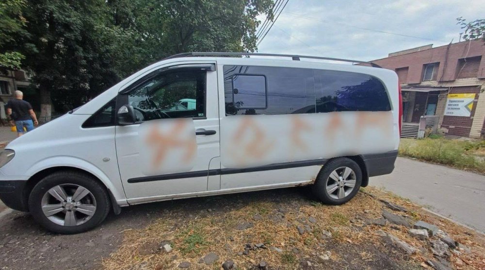 У Кривому Розі судитимуть хулігана, який потрощив одну автівку та розписав власною кров’ю іншу (ФОТО)