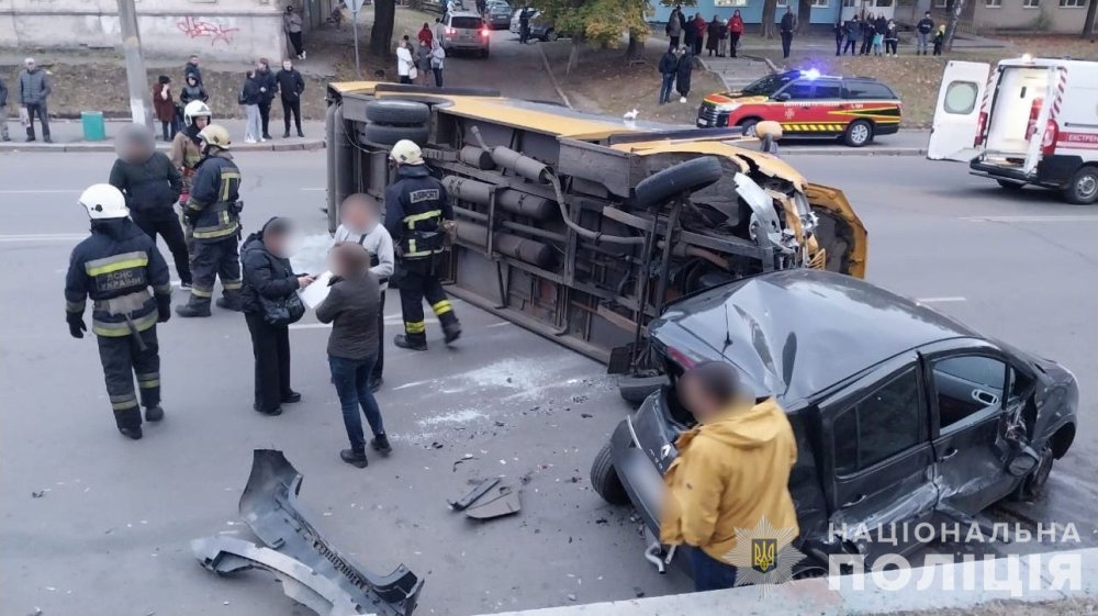 У Сумах внаслідок ДТП перекинулася маршрутка, 8-ро людей поранені (ФОТО)