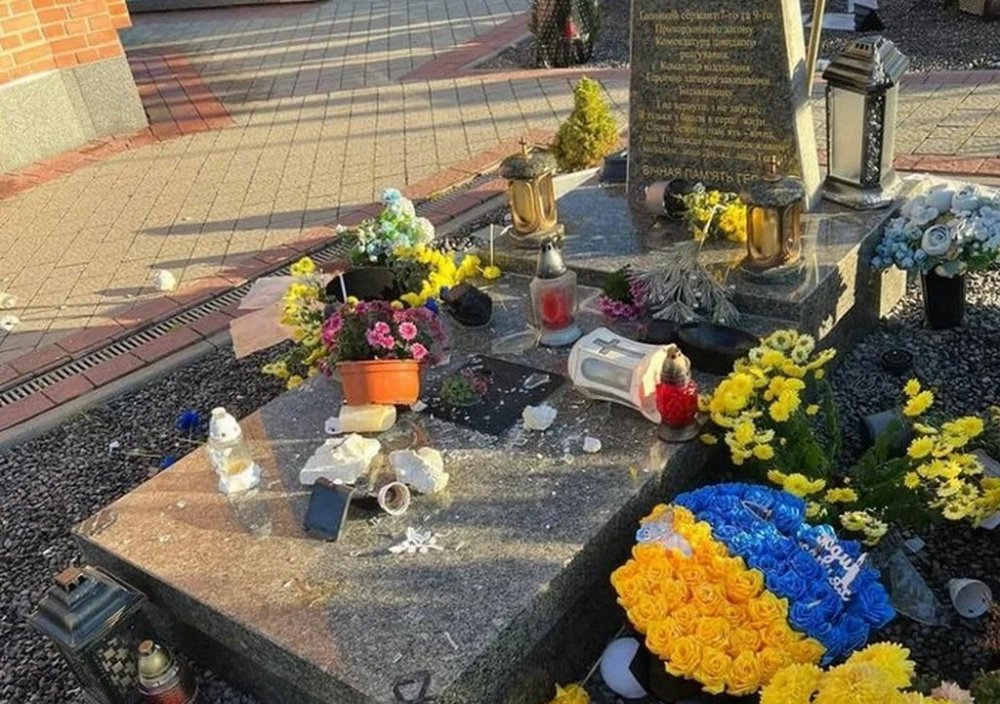 Невідомі покидьки пошкодили могили загиблих військових у Львові (ФОТО)