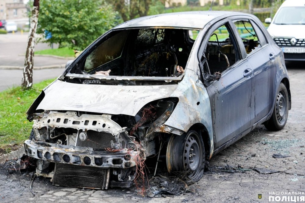 У Рівному затримано двох зловмисників, які підпалили автомобіль літнього підприємця (ФОТО)
