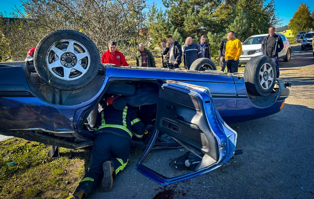 На Львівщині автомобіль з’їхав у кювет та перекинувся (ФОТО)