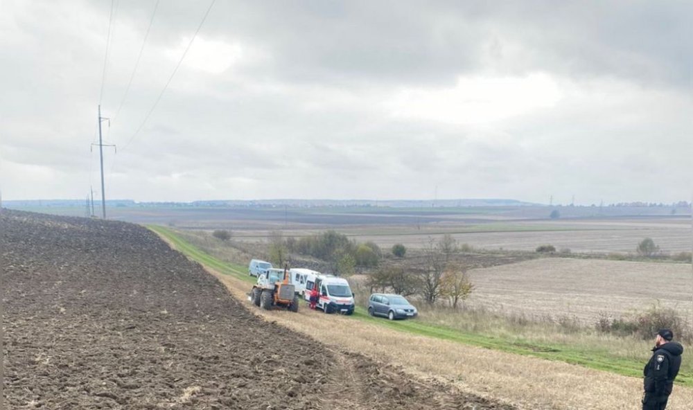 На Буковині необачний чоловік загинув під колесами власного трактора