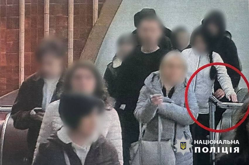 Витягнув смартфон з кишені жінки на ескалаторі: поліція впіймала крадія у метро (ФОТО)
