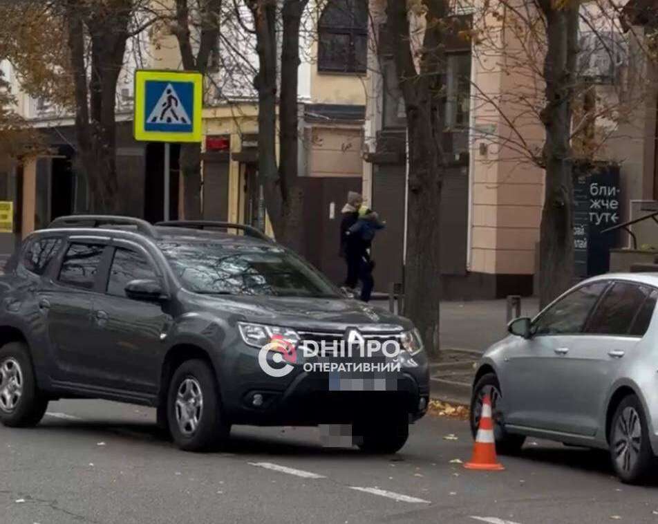 У Дніпрі "Ford" влетів у дерево після зіткнення з "Renault" (ФОТО)