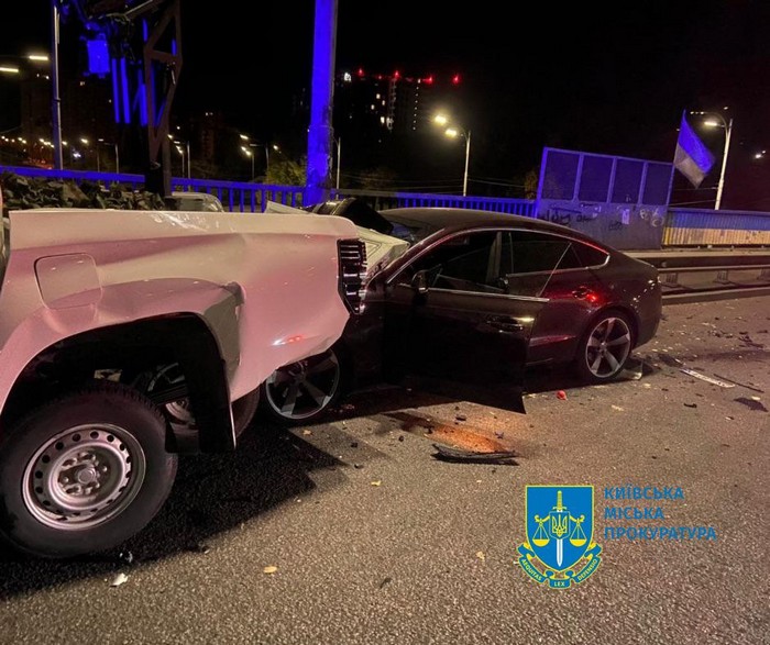 У Києві п’яний водій під час дії комендантської години в’їхав у автомобіль військового (ФОТО)