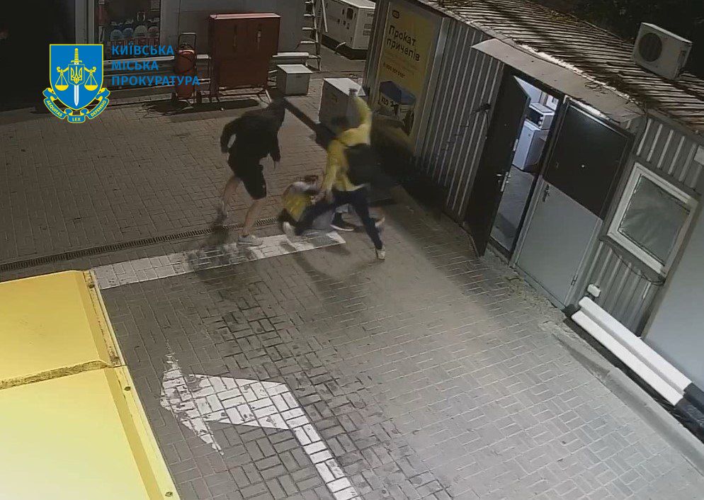 У Києві судитимуть молодиків, які жорстоко побили працівника АЗС через відмову продати їм алкоголь (ФОТО)