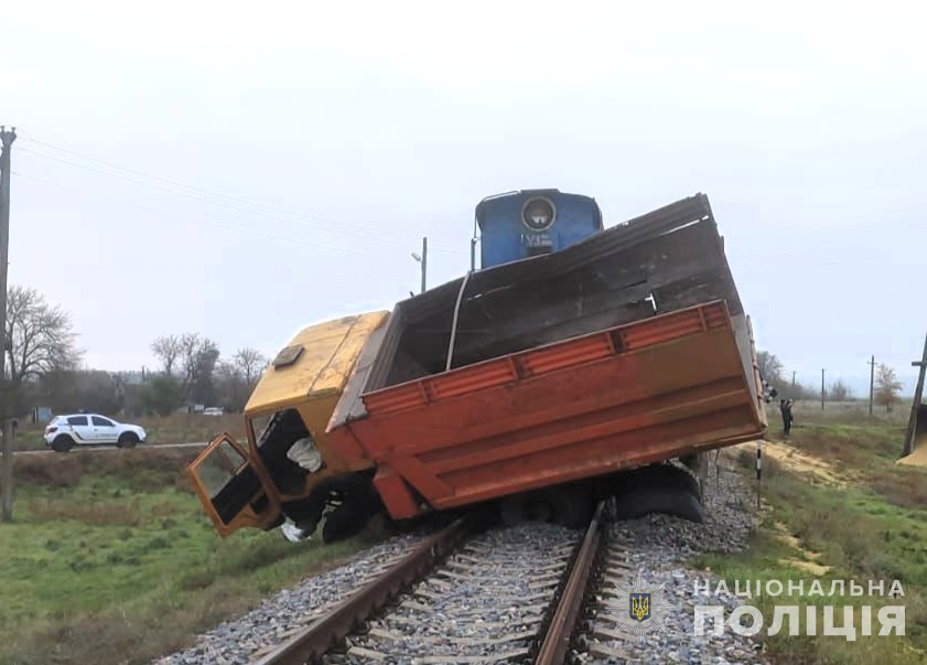На Одещині тепловоз протаранив та кілька метрів протягнув вантажівку