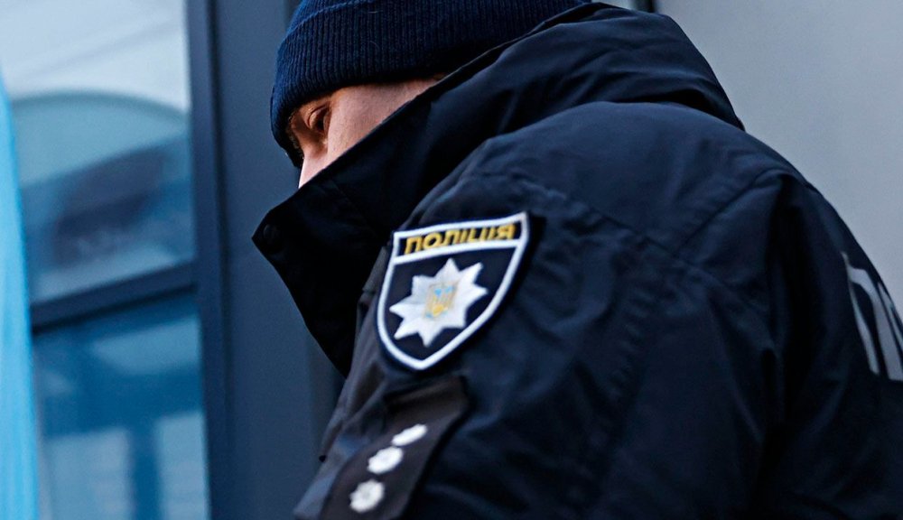 Витягнув смартфон з кишені жінки на ескалаторі: поліція впіймала крадія у метро (ФОТО)