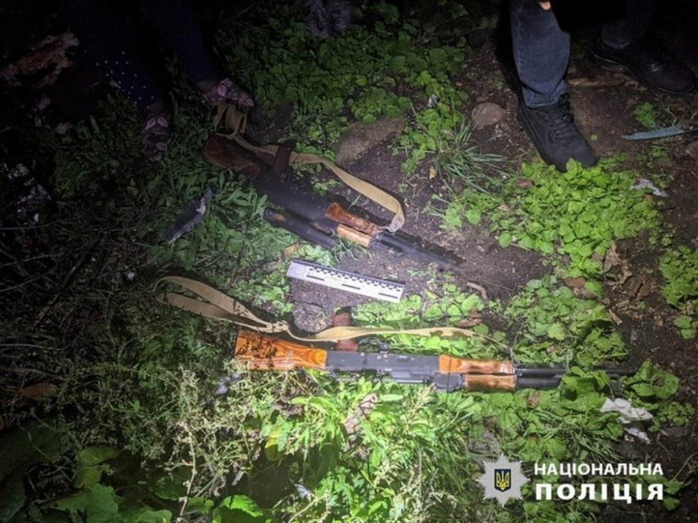 26-річний рецидивіст з Одеського району розгулював по селу з двома автоматами