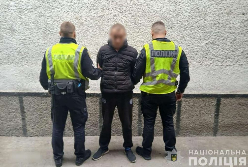 Залякав 14-річну дівчинку та пограбував будинок: на Закарпатті злодюга потрапив до СІЗО (ФОТО)