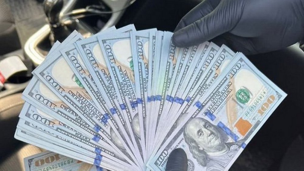 У Сумах інспектора поліції затримали за підозрою у вимаганні $1000 хабаря