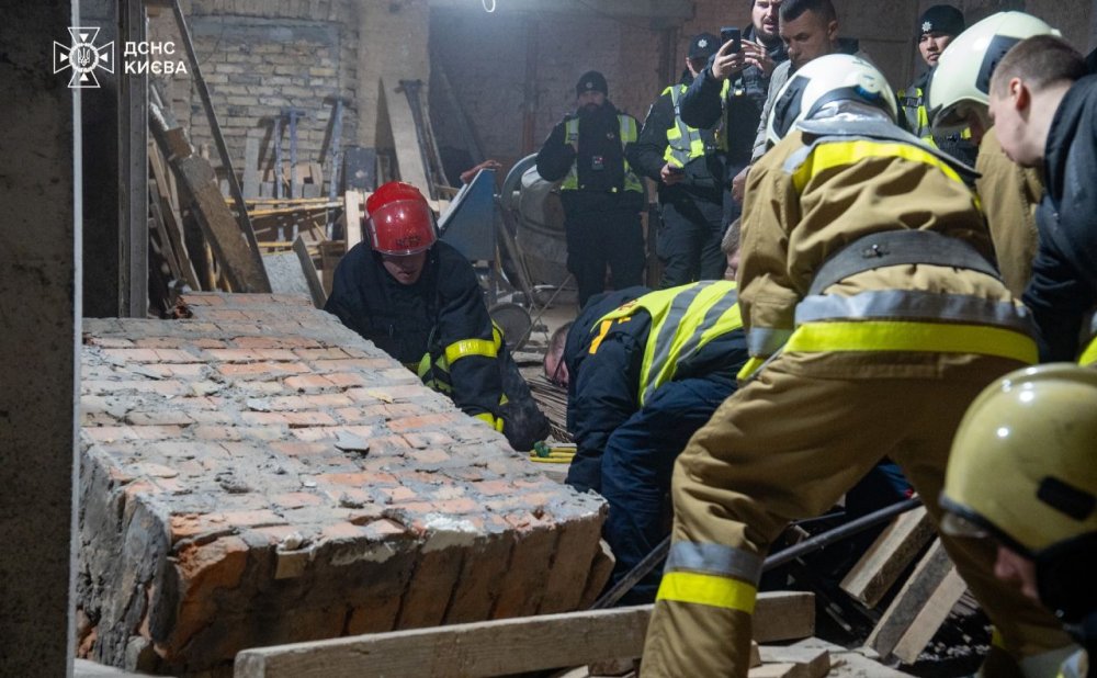 Рятувальники витягли чоловіка з-під обваленої стіни в Києві (ВІДЕО)