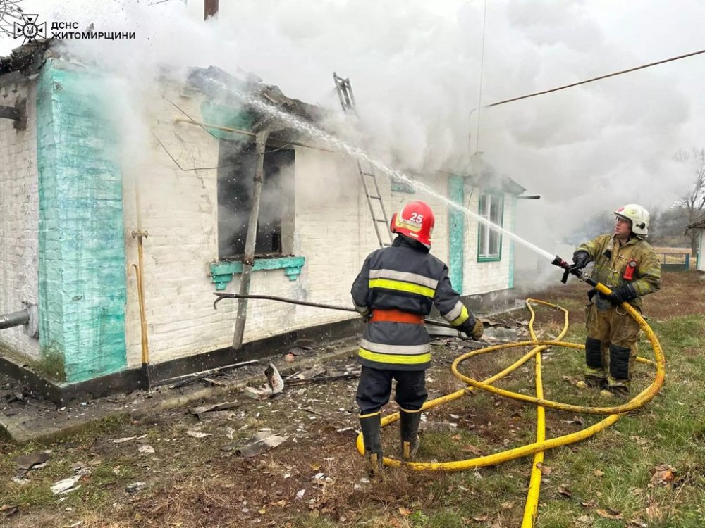 На Житомирщині рятувальники ДСНС у палаючому будинку натрапили на тіло його власника (ФОТО)