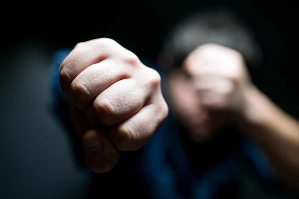 Розбив кулаками скло: у маршрутці в Дніпрі чоловік погрожував пасажирам "ядерними ракетами" (ВІДЕО)