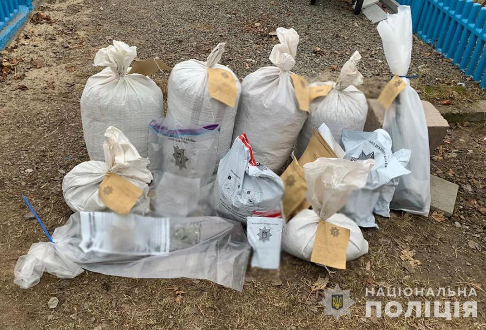 Кілька мішків з марихуаною та вогнепальна зброя: на Житомирщині затримано дилера (ФОТО)