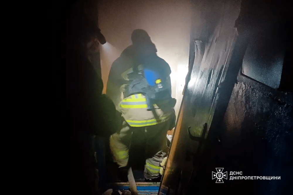 У Дніпропетровській області пожежники врятували чоловіка з вогняної пастки