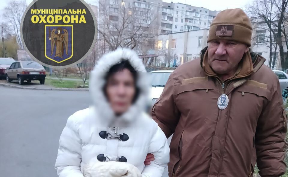 Муніципальні охоронці на Оболоні знайшли 83-річну жінку, яка не могла пригадати де живе