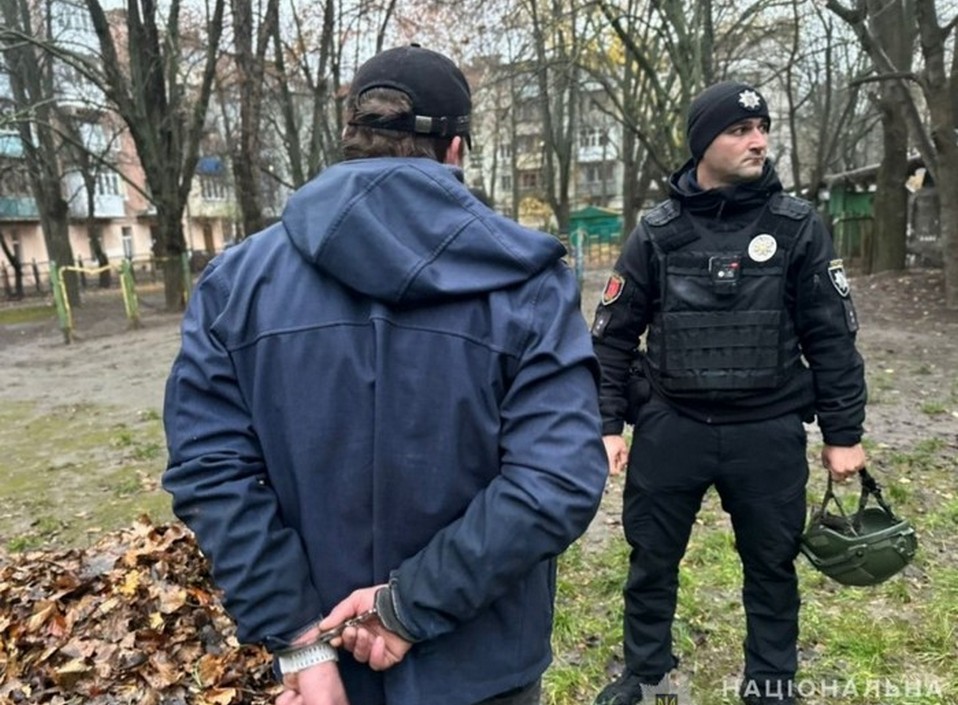 В Одесі затримали 35-річного чоловіка, який у житловому кварталі тримав в руках приведену в дію гранату