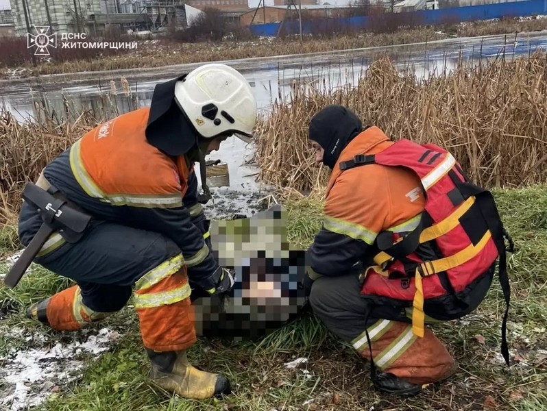 На Житомирщині рятувальники дістали із замерзлого ставка тіло людини