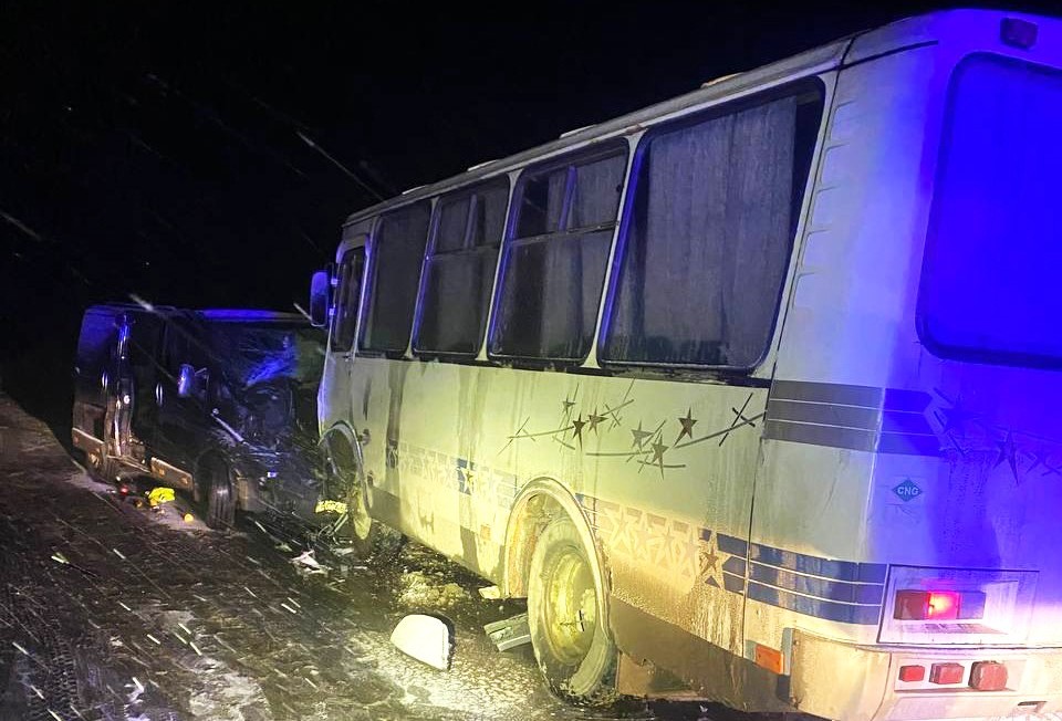 На Рівненщині внаслідок зіткнення ДТП і автобуса постраждали жінка та 4-ро дітей (ФОТО)