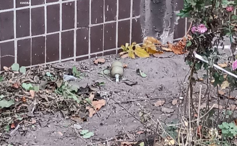 В Оболонському районі під балконом виявили предмет, схожий на гранату