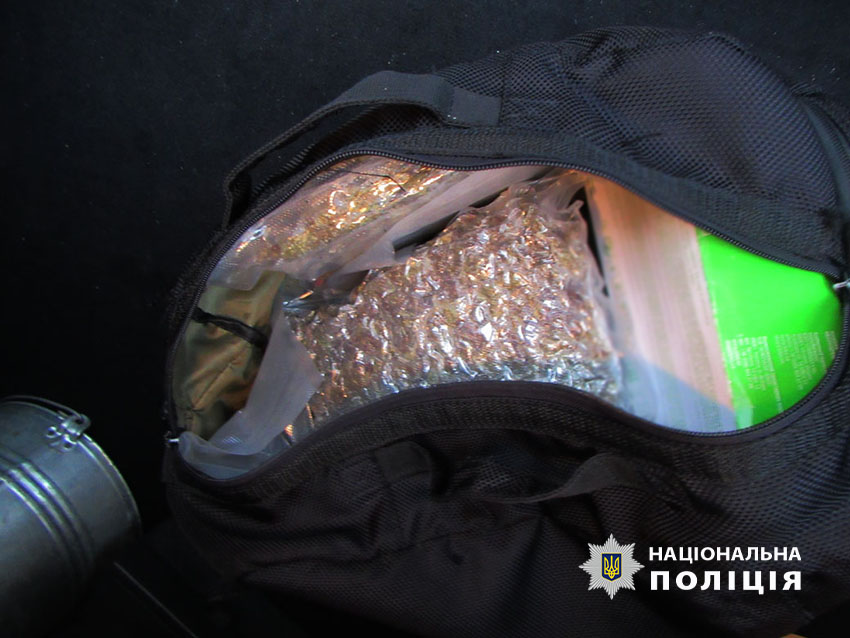 У Києві дільничні поліції затримали дилера, в якого вилучено наркотиків на 7 млн грн (ФОТО)