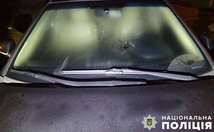 Зривали номерні знаки та били ними по автівках: п’яні чоловіки «розважалися» у Подільському районі (ФОТО)
