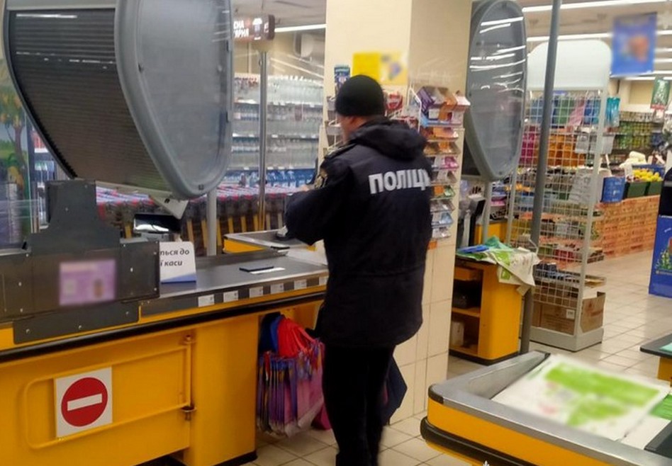 Житель Ізмаїльського району спровокував у супермаркеті сварку з охоронцем і розбив йому голову