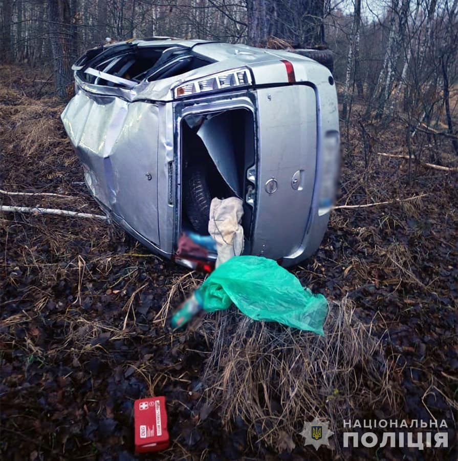 На Житомирщині водій під час ДТП вилетів із легковика, що перекинувся (ФОТО)