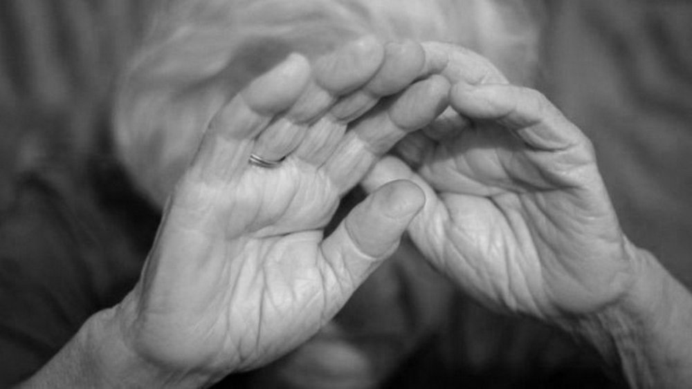 У столиці повідомили про підозру чоловіку, який систематично вчиняв домашнє насильство відносно матері