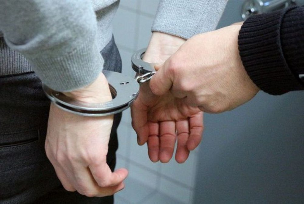 Столичні правоохоронці затримали шахрая, який продавав муляжі замість смартфонів (ФОТО)