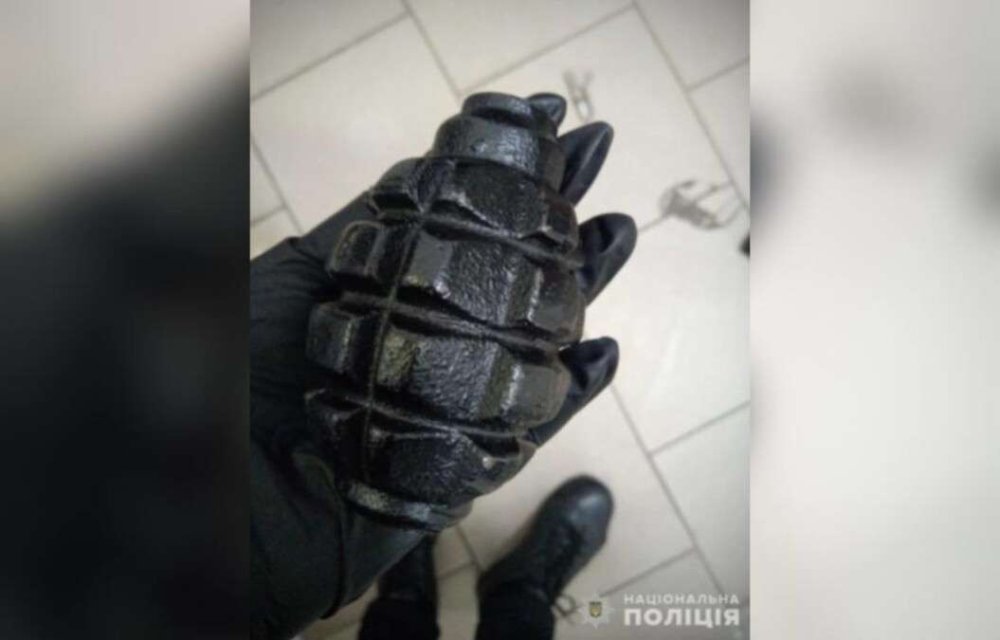 У Дніпрі в автобусі нетверезий чоловік з гранатою погрожував пасажирам