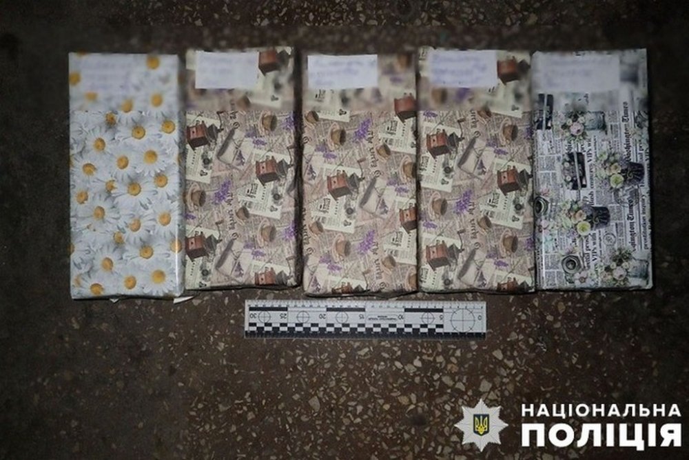 У Києві затримали наркодилера, який відправляв «подарунки» з наркотиками (ФОТО)