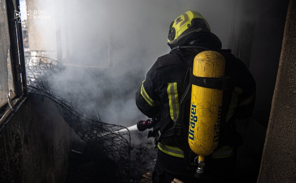 У Києві горів гуртожиток: рятувальники евакуювали дев’ятьох людей