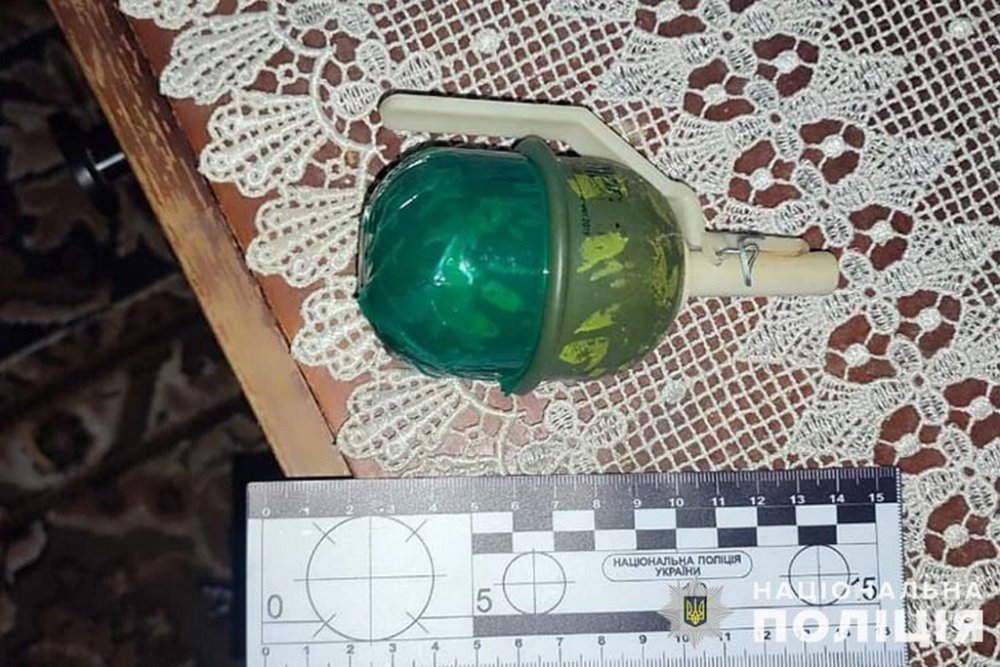 На Тернопільщині жінка погрожувала сусідам гранатою
