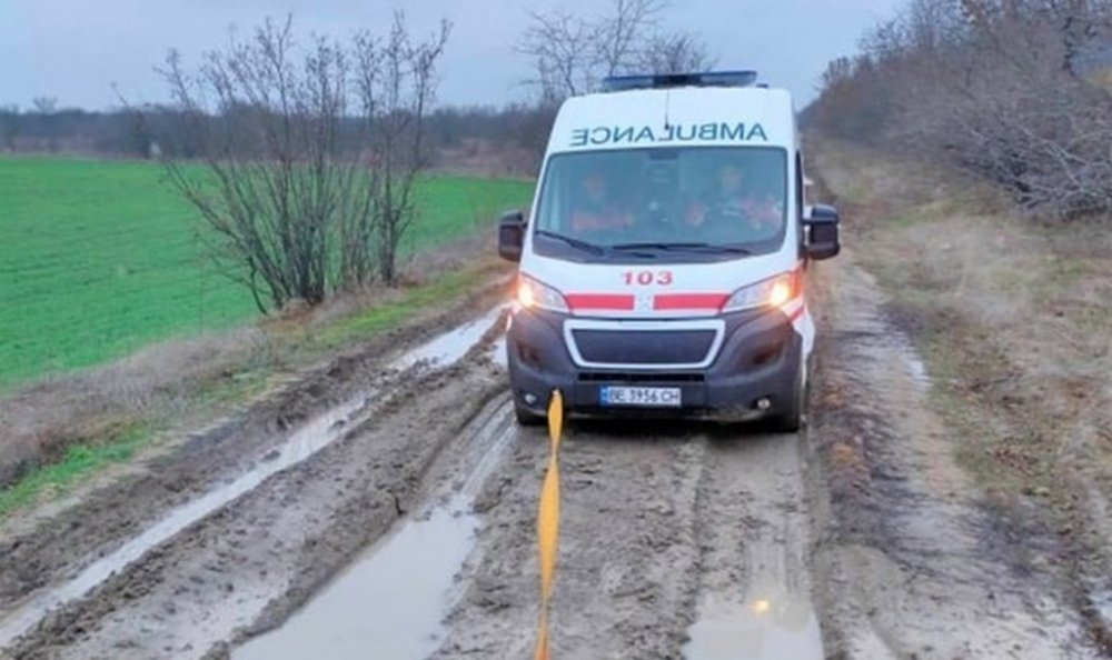 На Львівщині швидка застрягла в болоті: викликали рятувальників